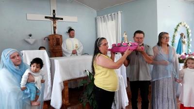 Missa Solene em louvor a Nossa Senhora do Rocio na Comunidade Vila Rural reuniu dezenas de fiÃ©is